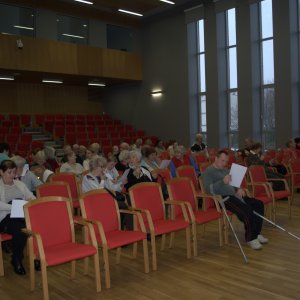 Uczestnicy spotkania wysłuchują opisu fundacji